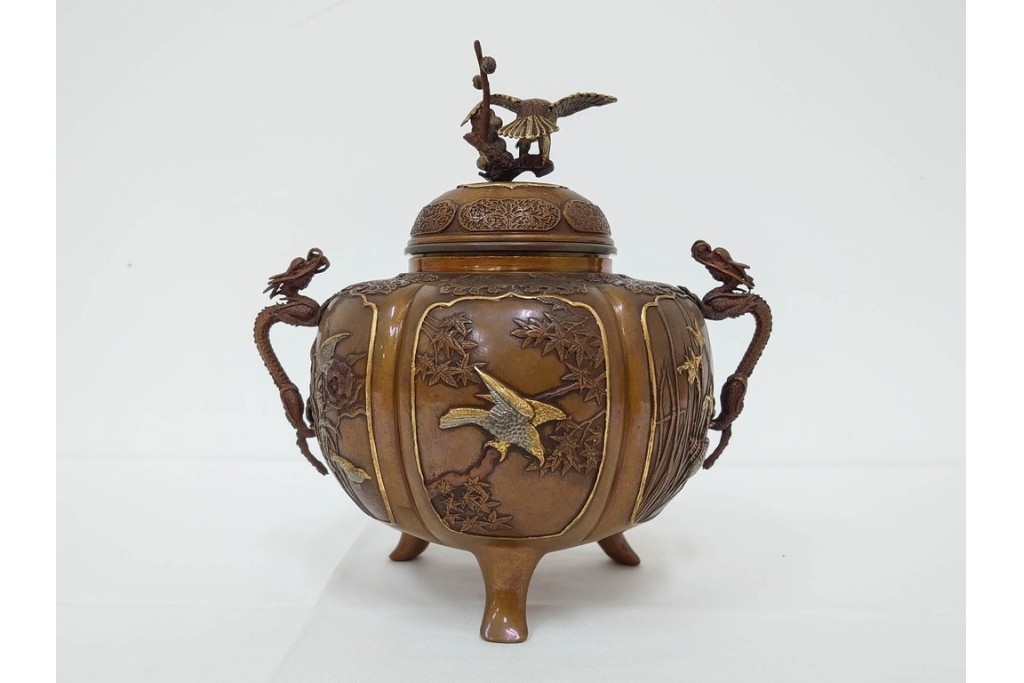 旭峰造　蝋型鋳銅　金銀象嵌で花鳥が雅やかに表現された万葉六花撰文香炉　共箱付き　(R-086656)