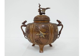 旭峰造　蝋型鋳銅　金銀象嵌で花鳥が雅やかに表現された万葉六花撰文香炉　共箱付き　(R-086656)