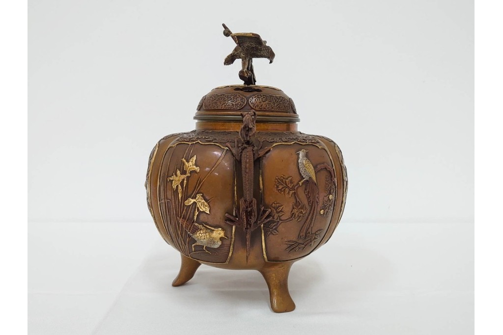 旭峰造　蝋型鋳銅　金銀象嵌で花鳥が雅やかに表現された万葉六花撰文香炉　共箱付き　(R-086656)