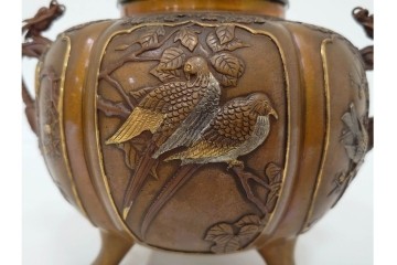 旭峰造　蝋型鋳銅　金銀象嵌で花鳥が雅やかに表現された万葉六花撰文香炉　共箱付き　(R-086656)