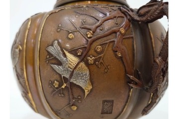 旭峰造　蝋型鋳銅　金銀象嵌で花鳥が雅やかに表現された万葉六花撰文香炉　共箱付き　(R-086656)