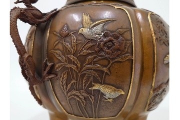 旭峰造　蝋型鋳銅　金銀象嵌で花鳥が雅やかに表現された万葉六花撰文香炉　共箱付き　(R-086656)