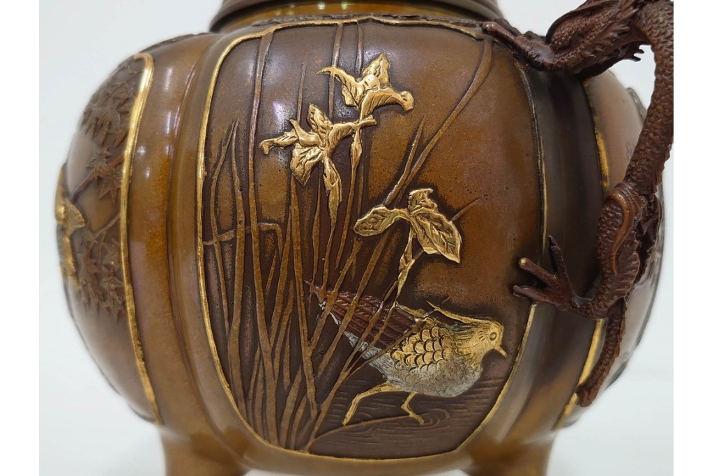 旭峰造　蝋型鋳銅　金銀象嵌で花鳥が雅やかに表現された万葉六花撰文香炉　共箱付き　(R-086656)