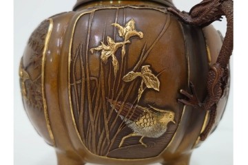 旭峰造　蝋型鋳銅　金銀象嵌で花鳥が雅やかに表現された万葉六花撰文香炉　共箱付き　(R-086656)