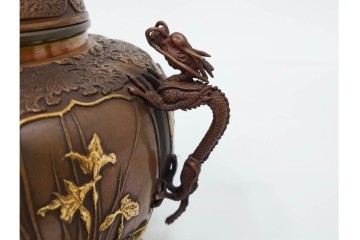 旭峰造　蝋型鋳銅　金銀象嵌で花鳥が雅やかに表現された万葉六花撰文香炉　共箱付き　(R-086656)