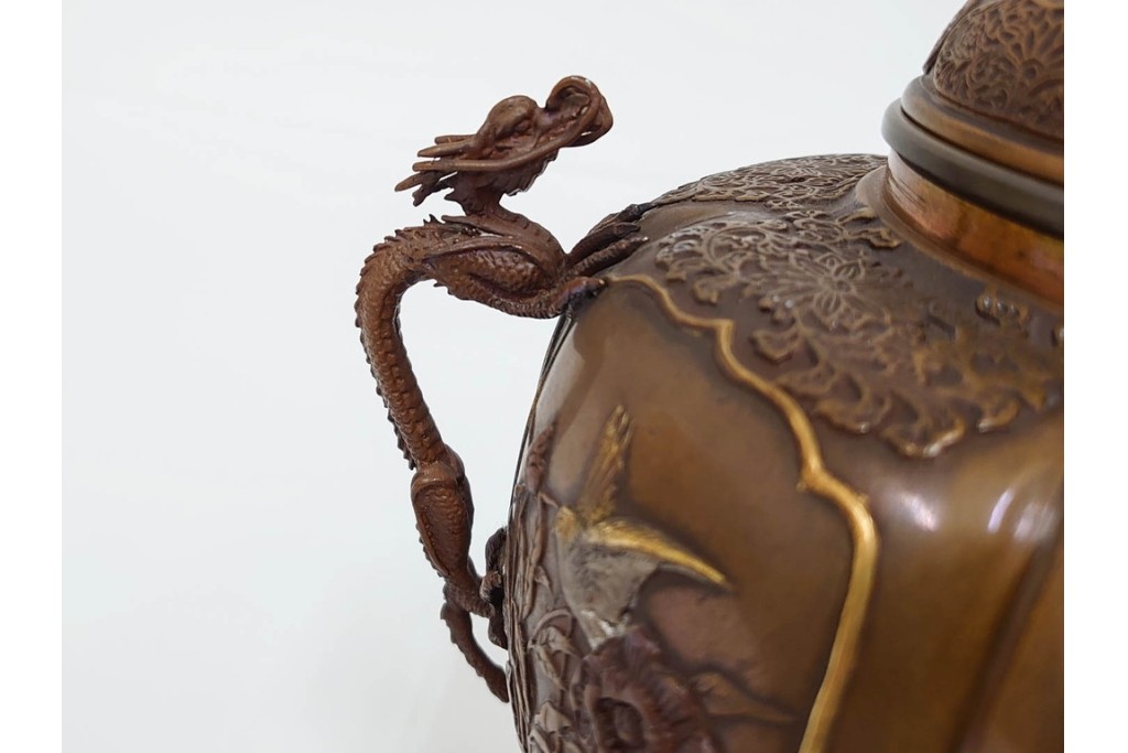 旭峰造　蝋型鋳銅　金銀象嵌で花鳥が雅やかに表現された万葉六花撰文香炉　共箱付き　(R-086656)