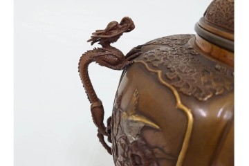 旭峰造　蝋型鋳銅　金銀象嵌で花鳥が雅やかに表現された万葉六花撰文香炉　共箱付き　(R-086656)