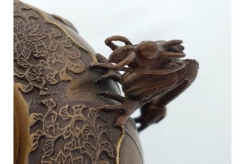 旭峰造　蝋型鋳銅　金銀象嵌で花鳥が雅やかに表現された万葉六花撰文香炉　共箱付き　(R-086656)