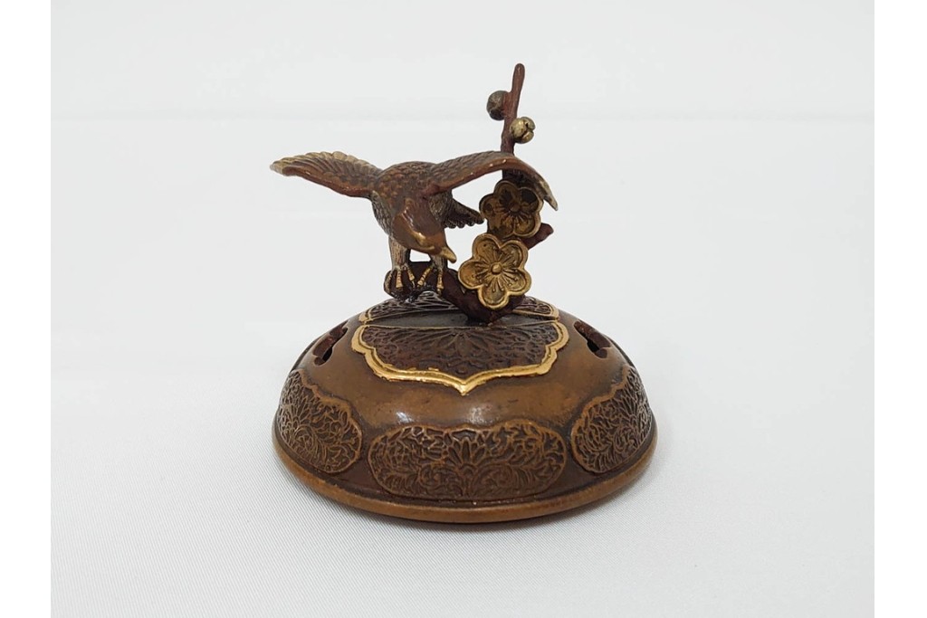 旭峰造　蝋型鋳銅　金銀象嵌で花鳥が雅やかに表現された万葉六花撰文香炉　共箱付き　(R-086656)