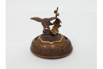 旭峰造　蝋型鋳銅　金銀象嵌で花鳥が雅やかに表現された万葉六花撰文香炉　共箱付き　(R-086656)