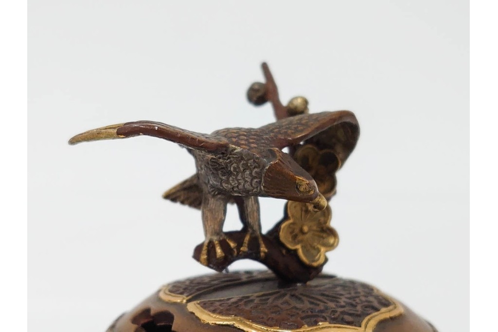 旭峰造　蝋型鋳銅　金銀象嵌で花鳥が雅やかに表現された万葉六花撰文香炉　共箱付き　(R-086656)