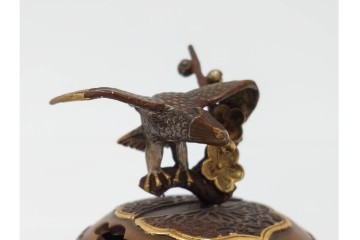 旭峰造　蝋型鋳銅　金銀象嵌で花鳥が雅やかに表現された万葉六花撰文香炉　共箱付き　(R-086656)