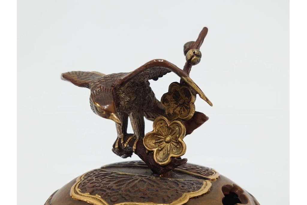 旭峰造　蝋型鋳銅　金銀象嵌で花鳥が雅やかに表現された万葉六花撰文香炉　共箱付き　(R-086656)