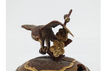 旭峰造　蝋型鋳銅　金銀象嵌で花鳥が雅やかに表現された万葉六花撰文香炉　共箱付き　(R-086656)