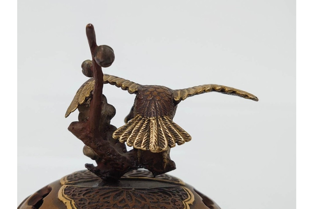 旭峰造　蝋型鋳銅　金銀象嵌で花鳥が雅やかに表現された万葉六花撰文香炉　共箱付き　(R-086656)