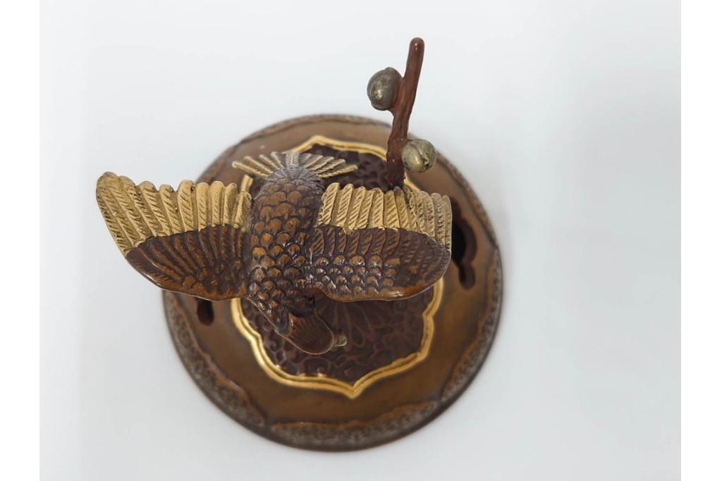 旭峰造　蝋型鋳銅　金銀象嵌で花鳥が雅やかに表現された万葉六花撰文香炉　共箱付き　(R-086656)