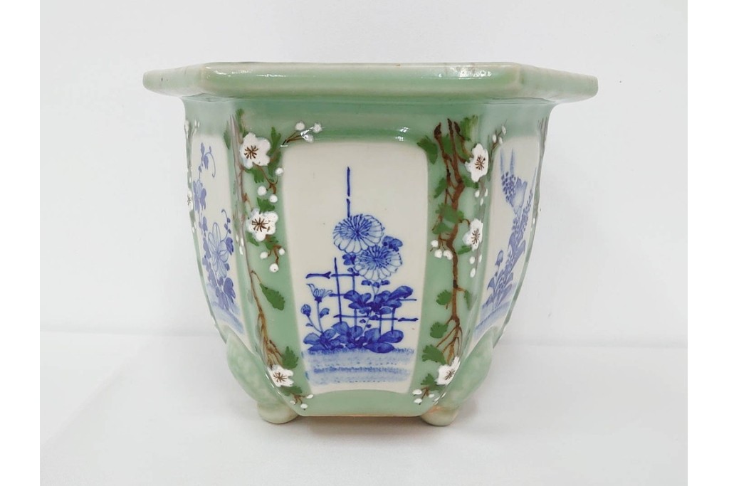 尾張瀬戸焼　青磁　染付で緻密な花図を描いた三つ足の六角植木鉢　(R-086657)