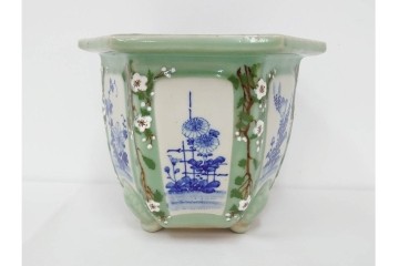尾張瀬戸焼　青磁　染付で緻密な花図を描いた三つ足の六角植木鉢　(R-086657)