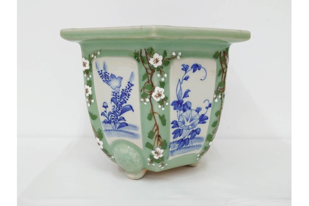 尾張瀬戸焼　青磁　染付で緻密な花図を描いた三つ足の六角植木鉢　(R-086657)