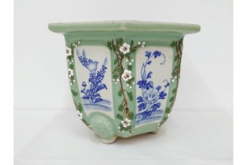 尾張瀬戸焼　青磁　染付で緻密な花図を描いた三つ足の六角植木鉢　(R-086657)