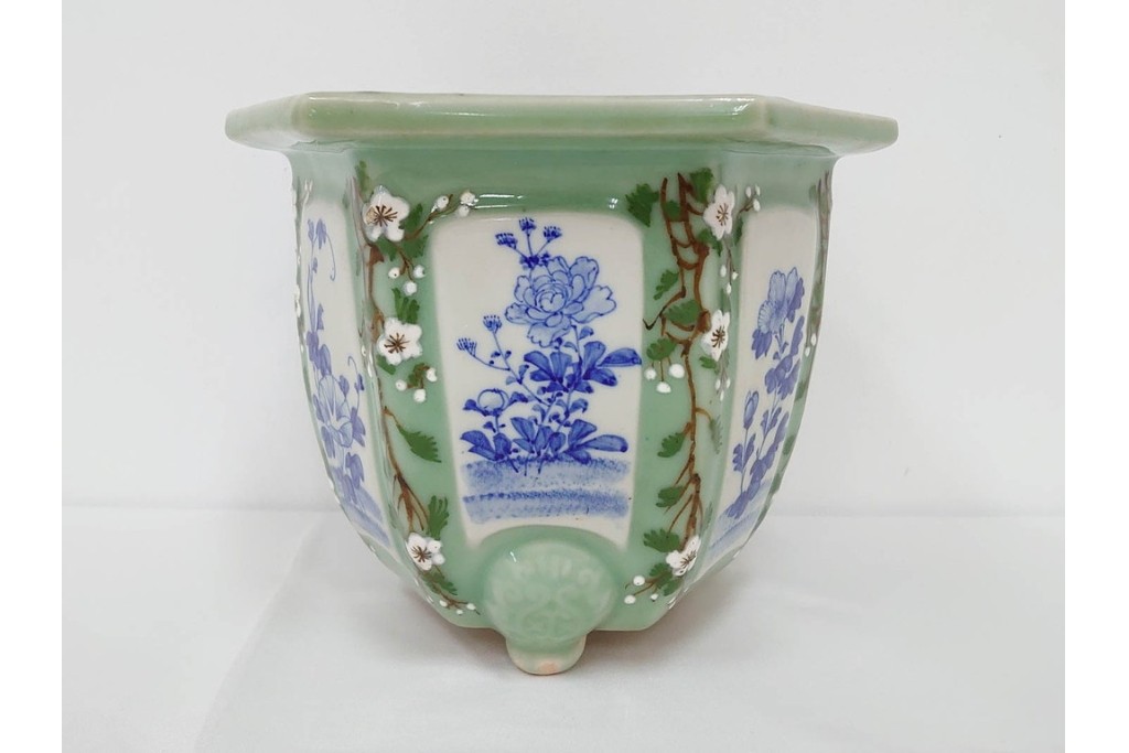 尾張瀬戸焼　青磁　染付で緻密な花図を描いた三つ足の六角植木鉢　(R-086657)