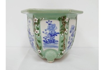 尾張瀬戸焼　青磁　染付で緻密な花図を描いた三つ足の六角植木鉢　(R-086657)