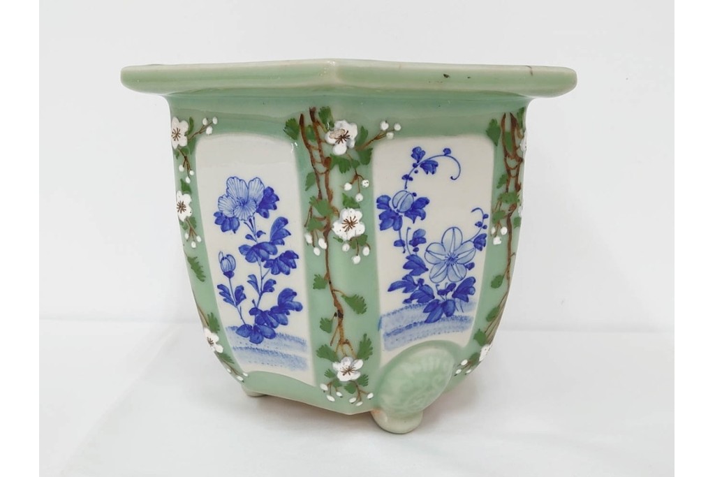 尾張瀬戸焼　青磁　染付で緻密な花図を描いた三つ足の六角植木鉢　(R-086657)