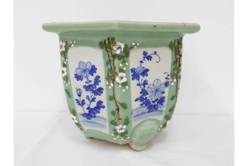 尾張瀬戸焼　青磁　染付で緻密な花図を描いた三つ足の六角植木鉢　(R-086657)