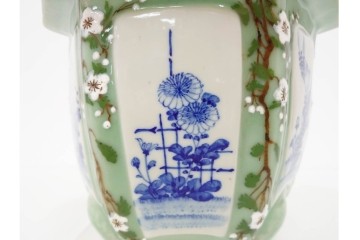 尾張瀬戸焼　青磁　染付で緻密な花図を描いた三つ足の六角植木鉢　(R-086657)