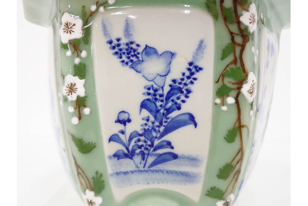 尾張瀬戸焼　青磁　染付で緻密な花図を描いた三つ足の六角植木鉢　(R-086657)