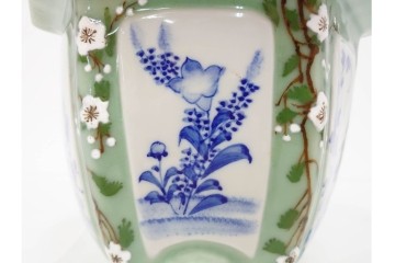 尾張瀬戸焼　青磁　染付で緻密な花図を描いた三つ足の六角植木鉢　(R-086657)