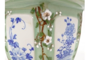 尾張瀬戸焼　青磁　染付で緻密な花図を描いた三つ足の六角植木鉢　(R-086657)