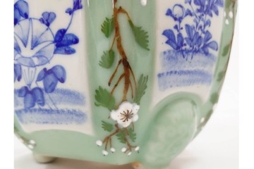 尾張瀬戸焼　青磁　染付で緻密な花図を描いた三つ足の六角植木鉢　(R-086657)