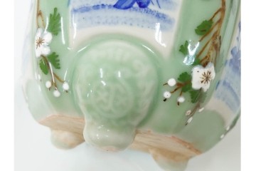 尾張瀬戸焼　青磁　染付で緻密な花図を描いた三つ足の六角植木鉢　(R-086657)