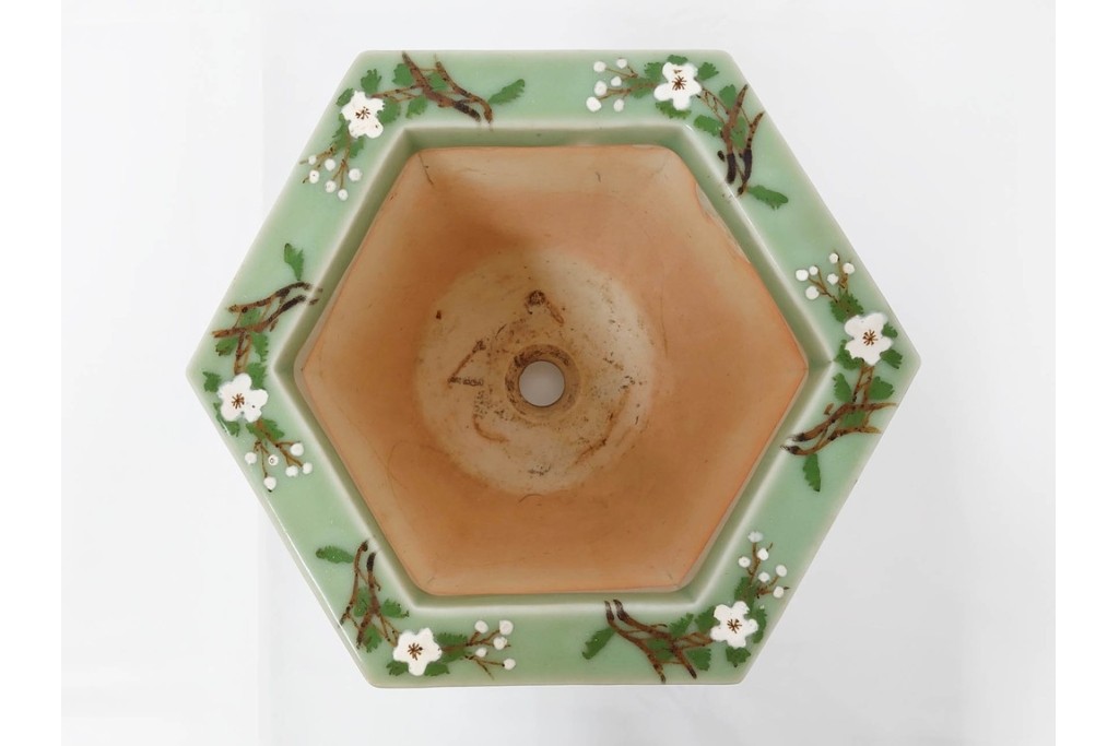 尾張瀬戸焼　青磁　染付で緻密な花図を描いた三つ足の六角植木鉢　(R-086657)