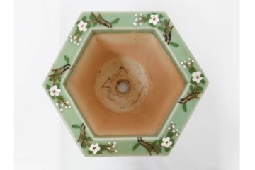 尾張瀬戸焼　青磁　染付で緻密な花図を描いた三つ足の六角植木鉢　(R-086657)