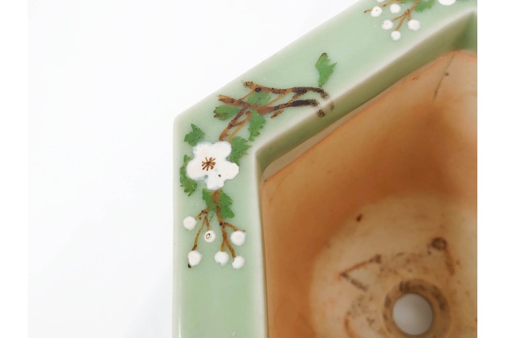 尾張瀬戸焼　青磁　染付で緻密な花図を描いた三つ足の六角植木鉢　(R-086657)