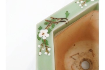 尾張瀬戸焼　青磁　染付で緻密な花図を描いた三つ足の六角植木鉢　(R-086657)