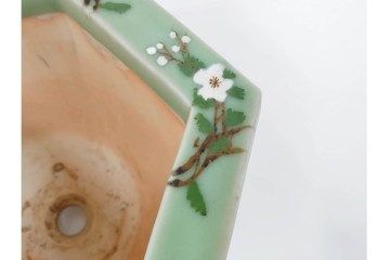 尾張瀬戸焼　青磁　染付で緻密な花図を描いた三つ足の六角植木鉢　(R-086657)