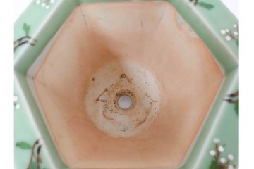 尾張瀬戸焼　青磁　染付で緻密な花図を描いた三つ足の六角植木鉢　(R-086657)