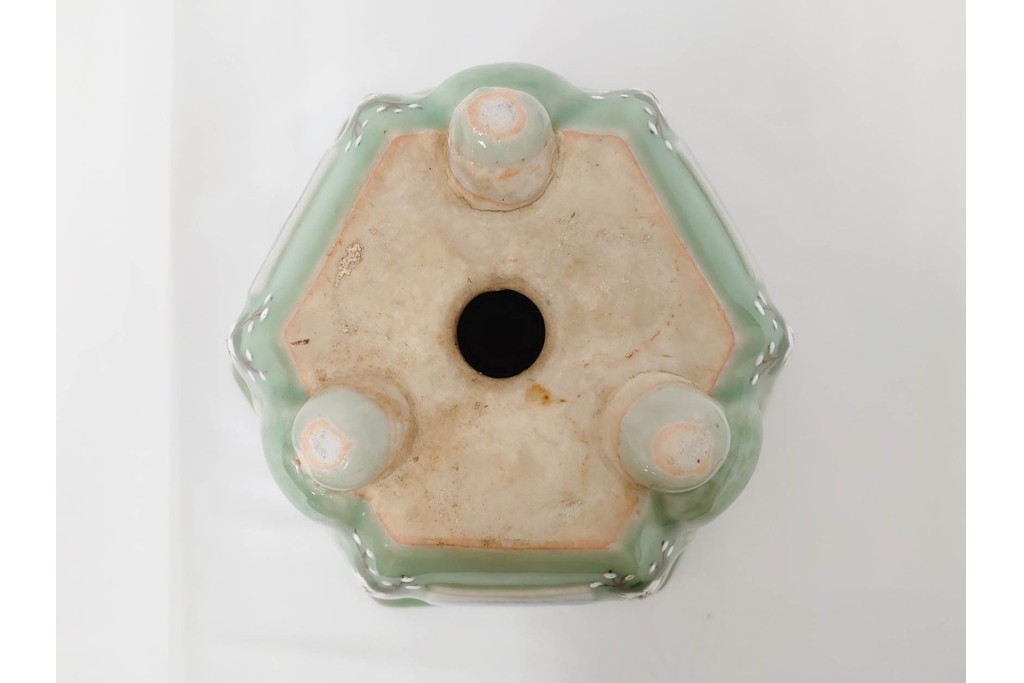 尾張瀬戸焼　青磁　染付で緻密な花図を描いた三つ足の六角植木鉢　(R-086657)