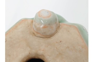 尾張瀬戸焼　青磁　染付で緻密な花図を描いた三つ足の六角植木鉢　(R-086657)