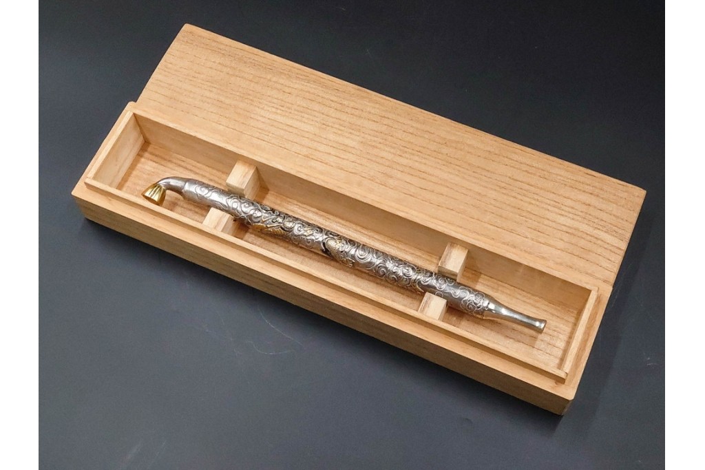 大峰刻　金象嵌　緻密な雲龍図が見事な銀製の煙管　共箱付き　(R-086661)