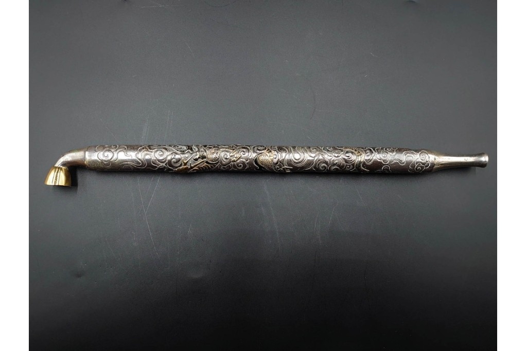 大峰刻　金象嵌　緻密な雲龍図が見事な銀製の煙管　共箱付き　(R-086661)