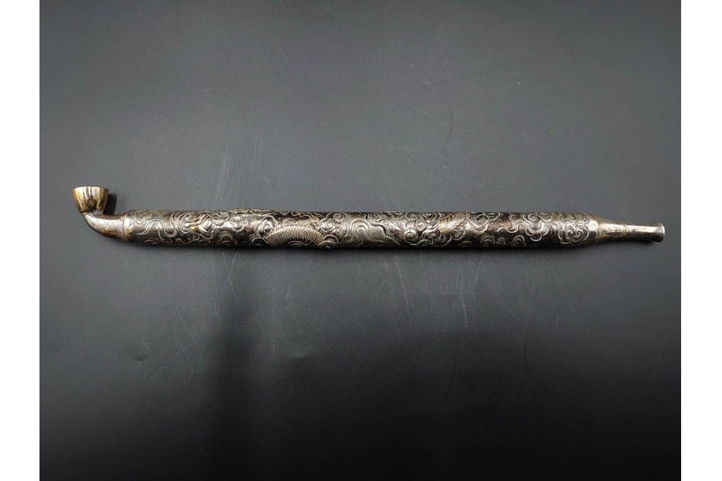 大峰刻　金象嵌　緻密な雲龍図が見事な銀製の煙管　共箱付き　(R-086661)