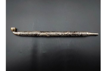 大峰刻　金象嵌　緻密な雲龍図が見事な銀製の煙管　共箱付き　(R-086661)