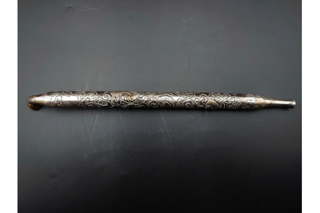 大峰刻　金象嵌　緻密な雲龍図が見事な銀製の煙管　共箱付き　(R-086661)