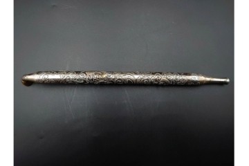 大峰刻　金象嵌　緻密な雲龍図が見事な銀製の煙管　共箱付き　(R-086661)