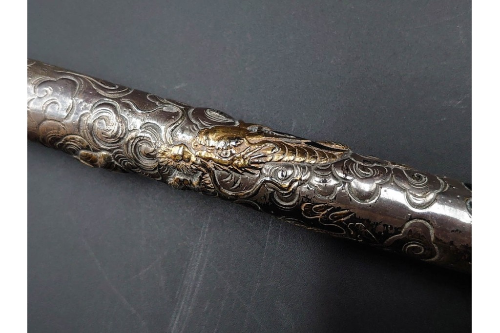 大峰刻　金象嵌　緻密な雲龍図が見事な銀製の煙管　共箱付き　(R-086661)