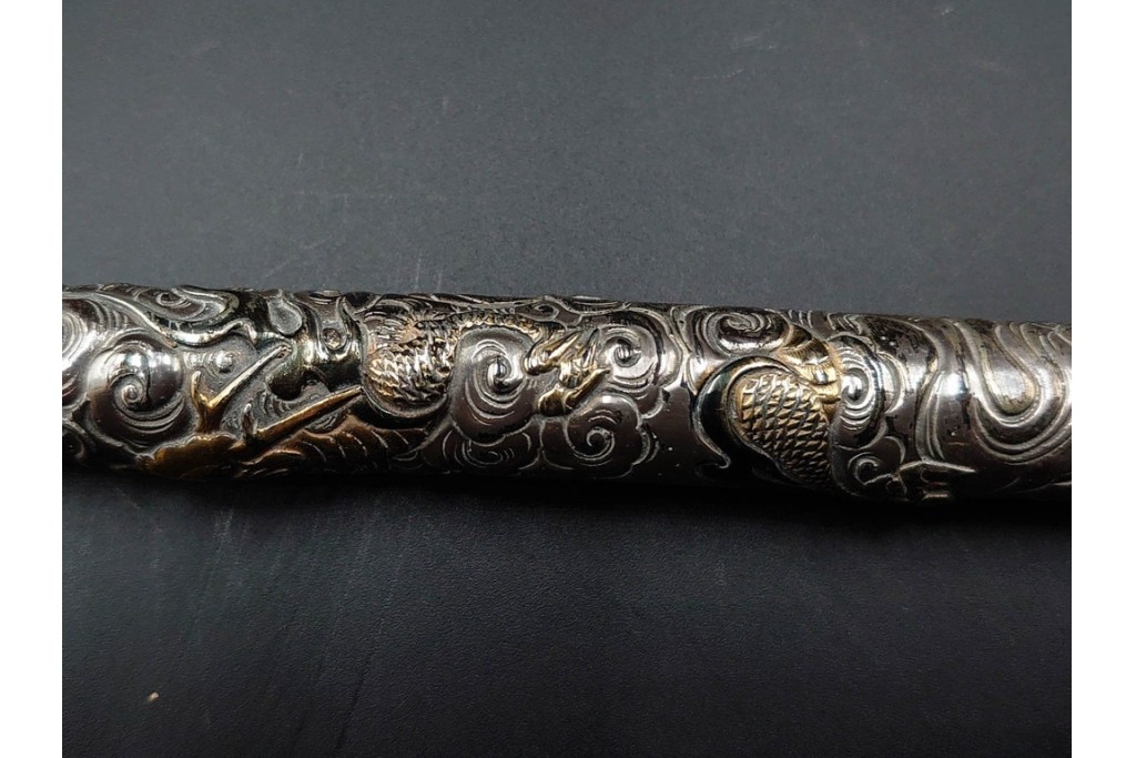 大峰刻　金象嵌　緻密な雲龍図が見事な銀製の煙管　共箱付き　(R-086661)
